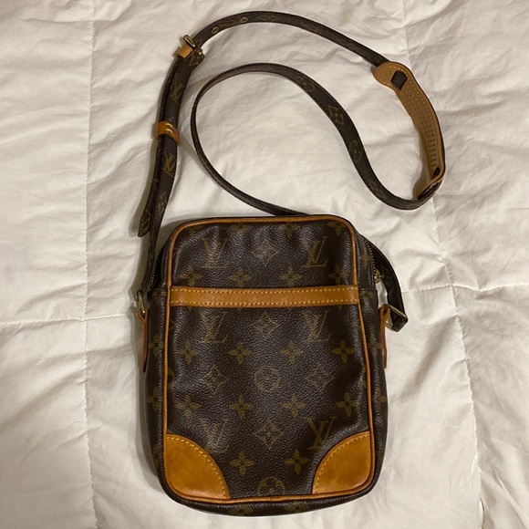 Authentic Louis Vuitton 80s camera bag cross body style purse